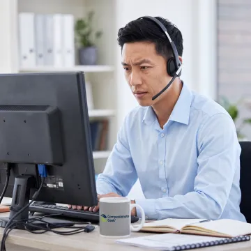 IT support professional helping a customer by phone