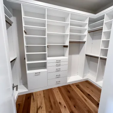 AVENTOS HK-S lift-up cabinet door in a custom kitchen
