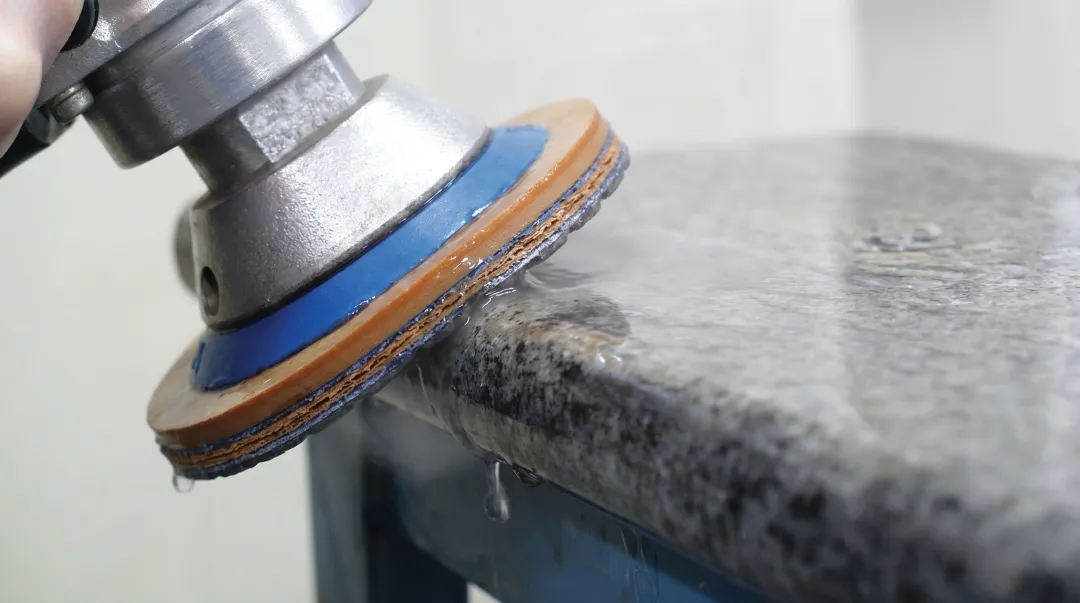 Flexible diamond polishing pads conforming to curved bullnose stone edge profile