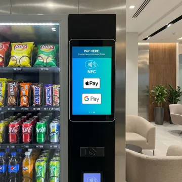 Touchscreen vending machine with cashless payment