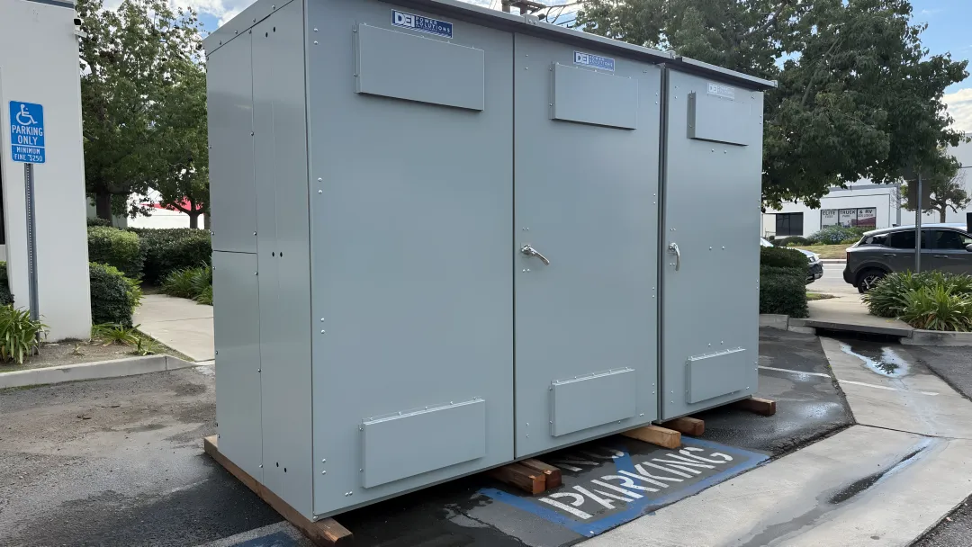 Large free-standing distribution switchboard assembly with modular sections and busbars