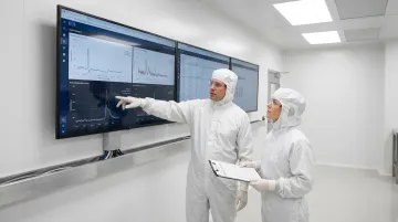 Semiconductor fab technician monitoring process contamination signals correlated with seal cycling events