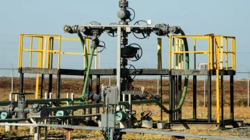 Oil and gas wellhead assembly with high-pressure sealing flanges and valve bonnets