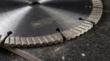 Diamond-tipped porcelain tile cutting blade with continuous rim design