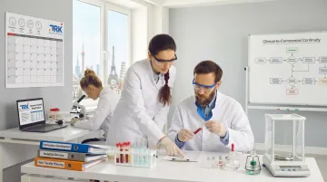 DRK Research Solutions team collaborating on CDMO formulation and development services