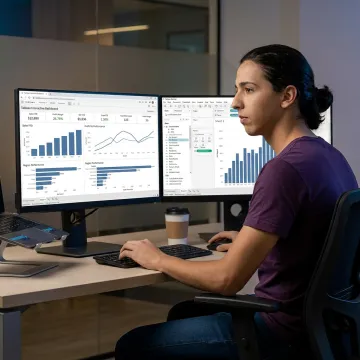 Tableau consultant building a business dashboard