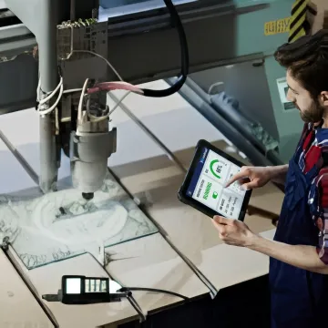 Operator updating job progress on a shop floor tablet