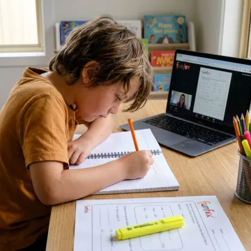 Student joining an online beginner writing workshop
