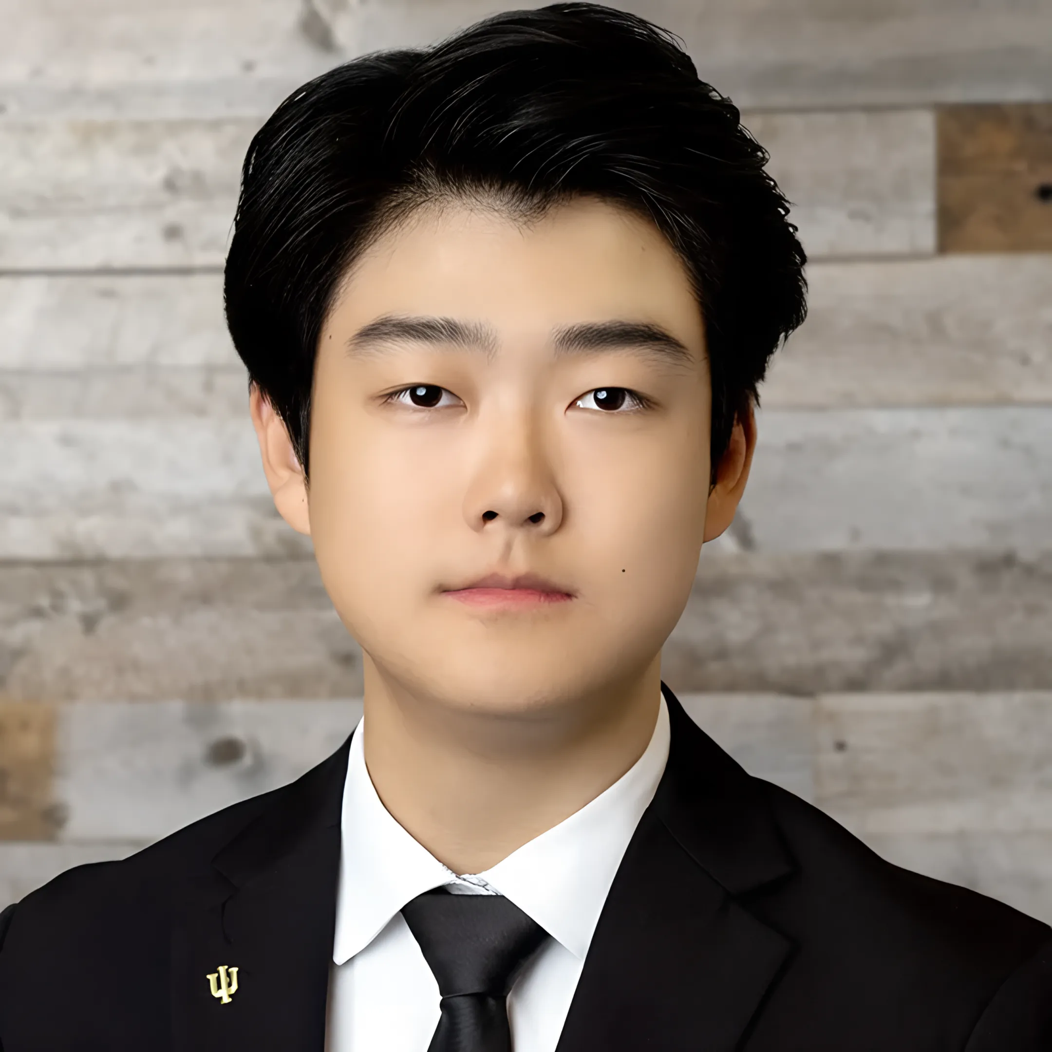 Portrait of Mark Deng, Financial Communications Analyst