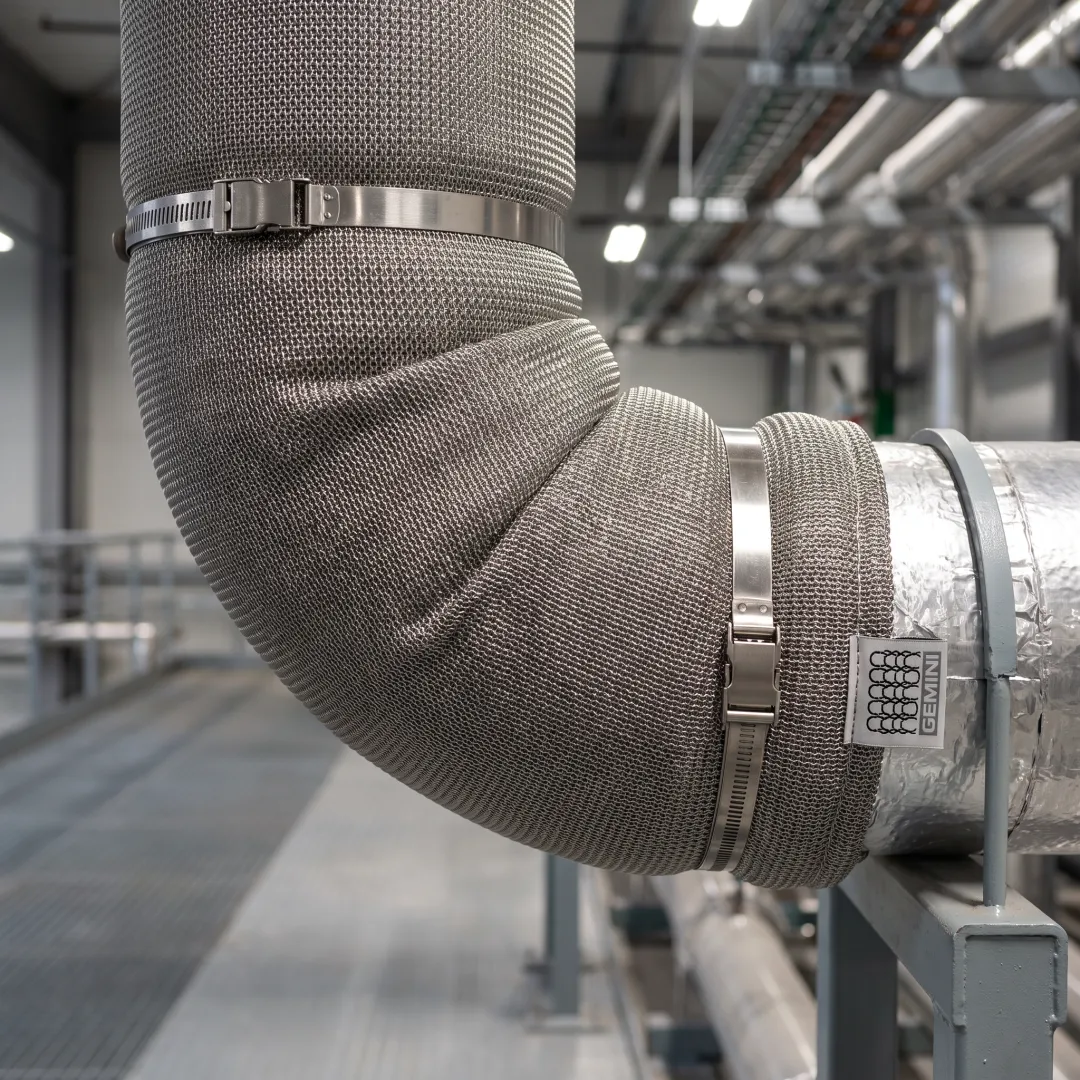 Insulation blanket manufacturing with wire mesh facing