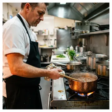 Restaurant kitchen saucepan use