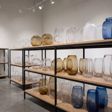 Retail shelf display of glass vases