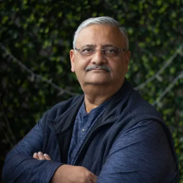 Portrait of Vineet Dargar, Managing Director of Gemixx Exports India