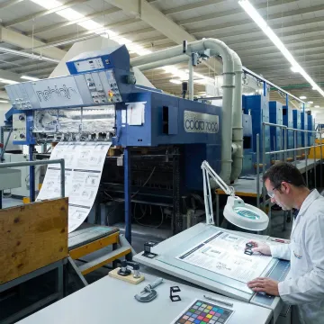 Manufacturing facility printing custom instruction sheets for packaging products