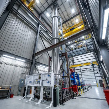 Light-gas launcher tube with hydrogen-oxygen propulsion system components