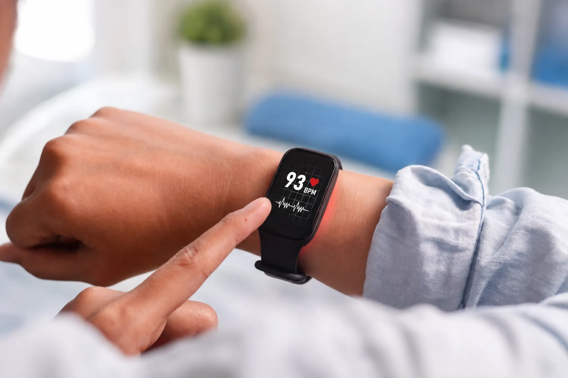 Patient wearable biometric sensor device used for remote health monitoring