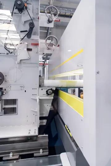 Edge-Vision-4.0 technology sensor measuring material thickness in industrial setting