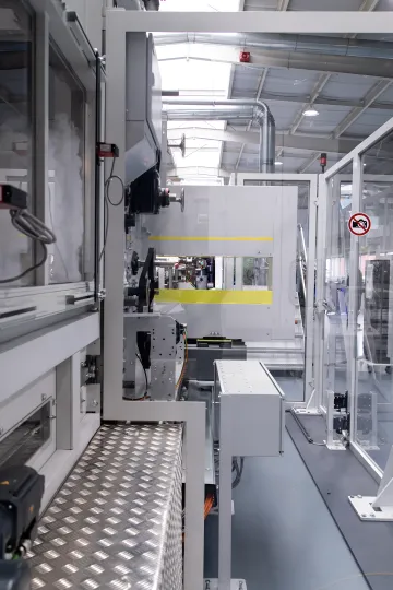 Edge-Vision-4.0 technology performing contactless defect inspection