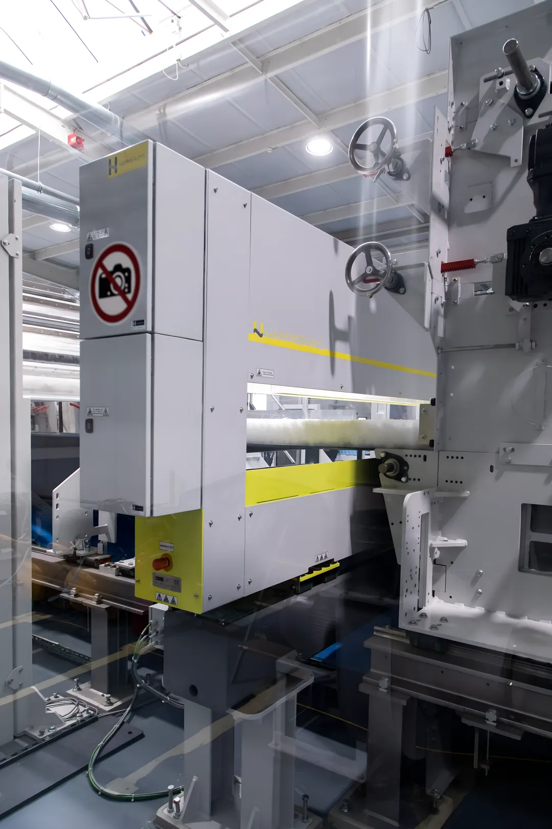 Advanced non-contact measurement system using millimeter wave technology for industrial quality control