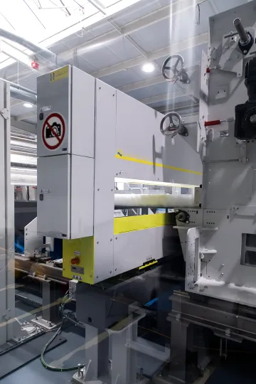 Advanced non-contact measurement system using millimeter wave technology for industrial quality control