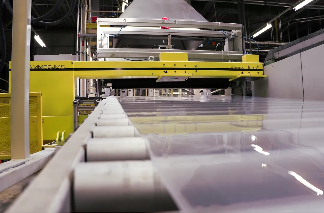 Contactless industrial measurement sensor scanning production material