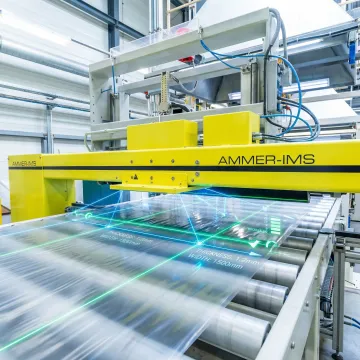 Multi-sensor measurement head scanning industrial material on production line