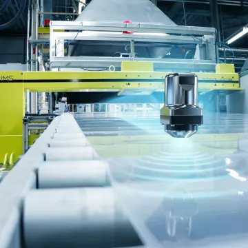 Contactless M-Ray sensor inspecting a transparent plastic film for thickness uniformity