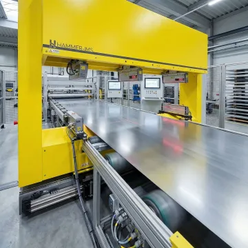 Industrial inline thickness measurement system scanning flat sheet material on a production line