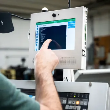 Connected manufacturing workstation with real-time production dashboard