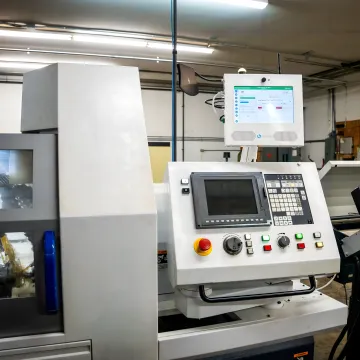 Operator using Harmoni at a CNC workcenter
