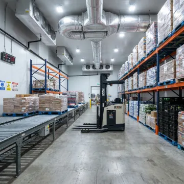 Cold chain warehouse racking for food and beverage storage