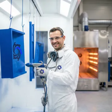 Professional powder coating of metal components in an industrial facility