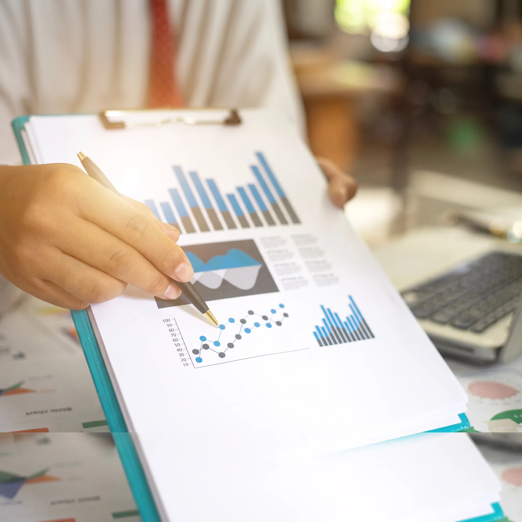 Financial advisor discussing e-commerce bookkeeping reports with an online business owner