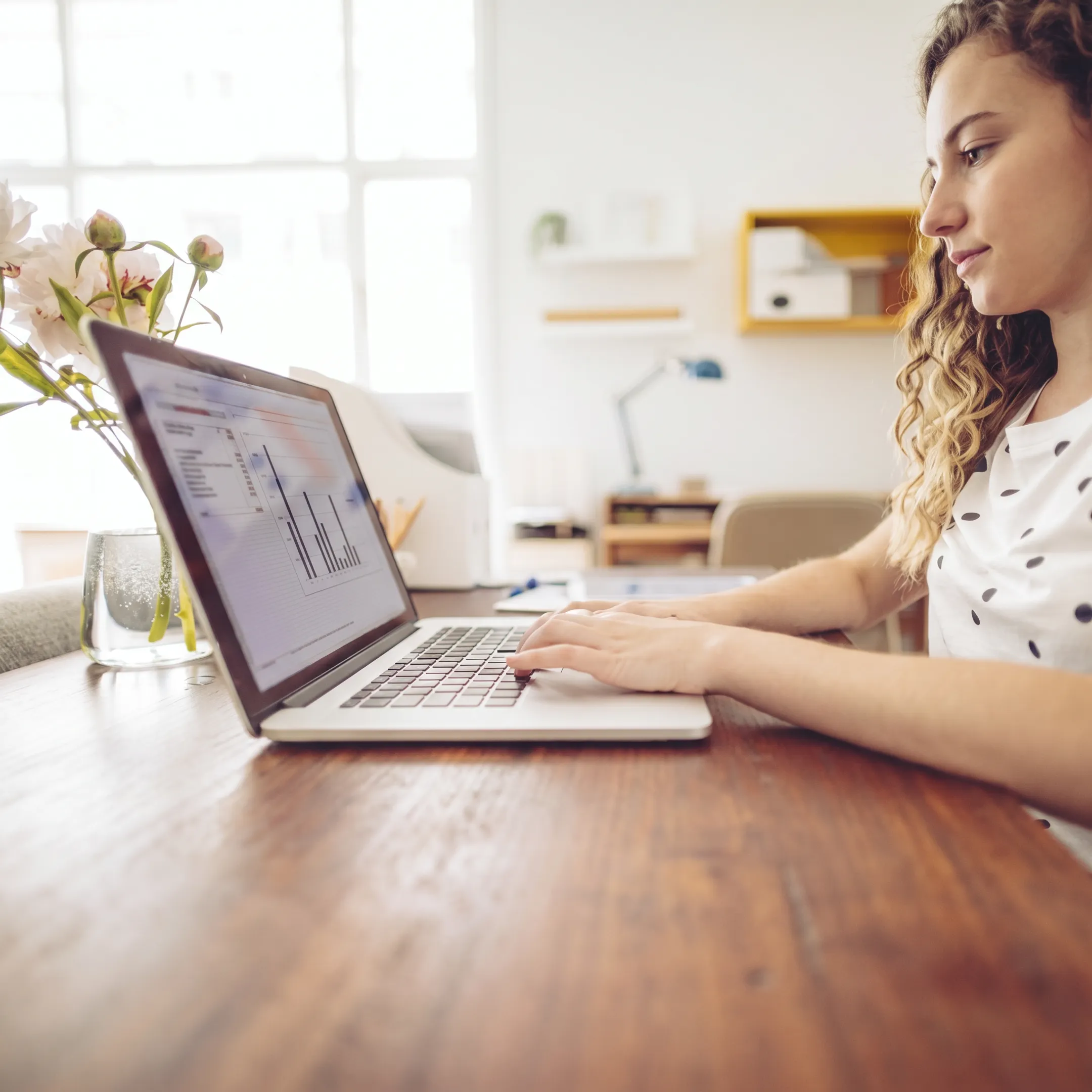 Business advisor helping prepare a Florida annual report filing