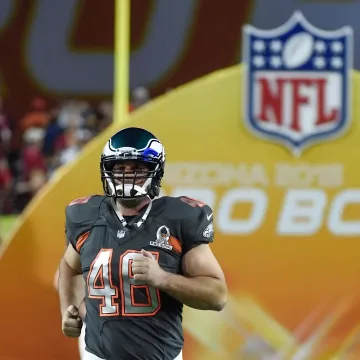 Jon Dorenbos speaking on stage at a corporate event