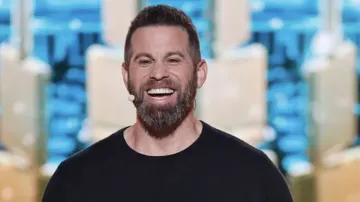 Jon Dorenbos receiving a standing ovation at a corporate keynote event
