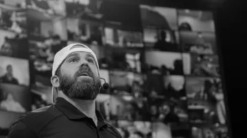 Jon Dorenbos delivering a corporate keynote speech on stage