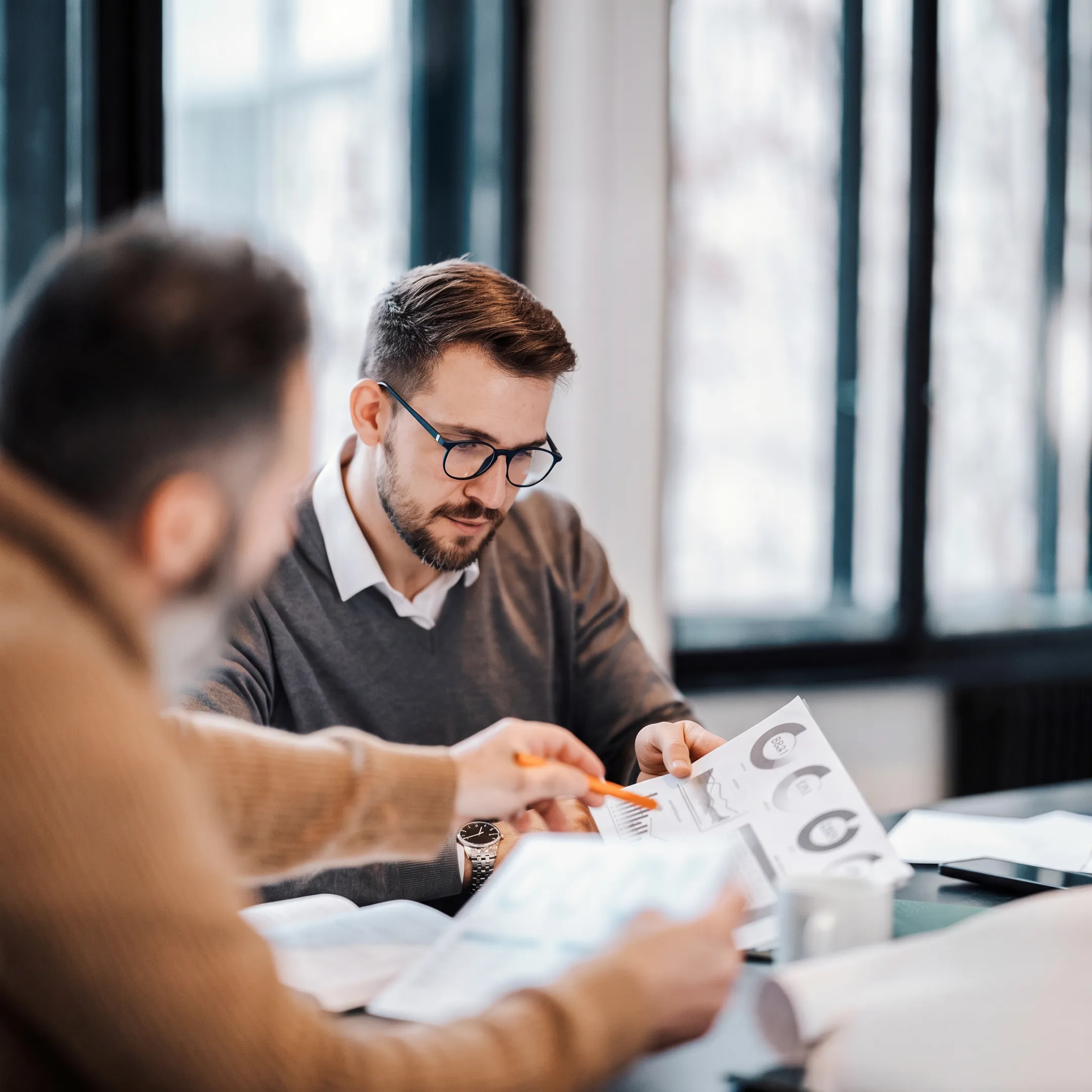 Advisor discussing a personalized financial plan with an independent professional