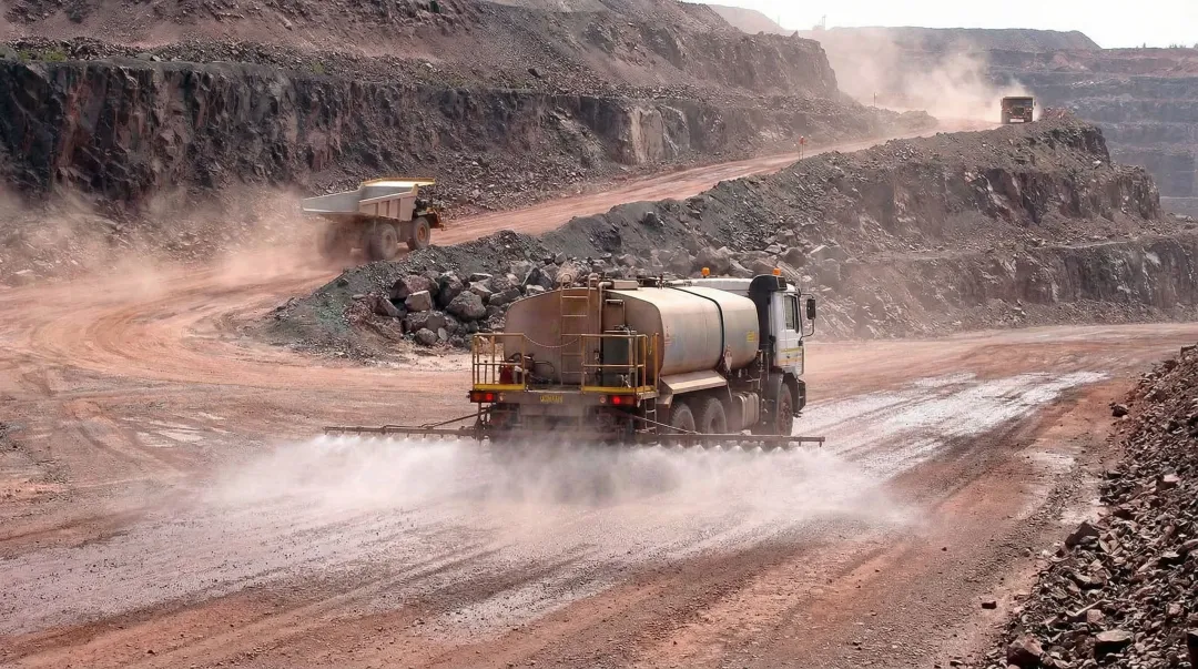 DirectChem RDS-38 dust suppressant application on active mining haul road