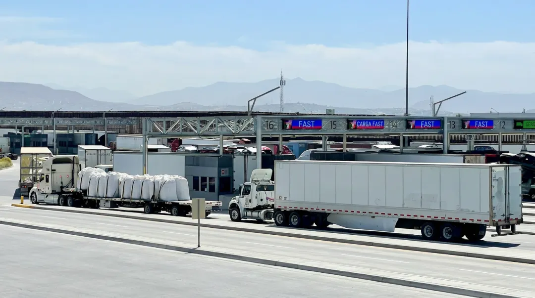 FAST lane border crossing with expedited commercial truck clearance at US port of entry