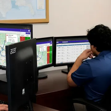 Dispatcher monitoring cold chain freight temperatures