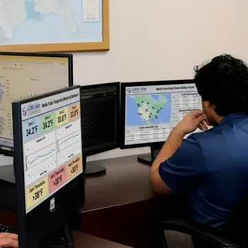 Dispatcher monitoring refrigerated freight temperature