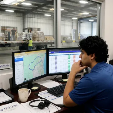Dispatcher coordinating expedited freight shipment