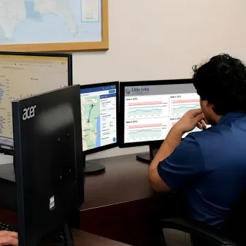 Dispatcher monitoring refrigerated freight shipment