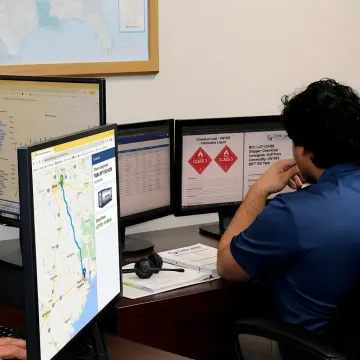Dispatcher coordinating ISO tank container drayage