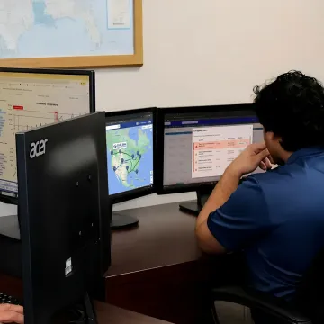 Dispatcher monitoring refrigerated freight temperature and route data