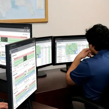 Dispatcher monitoring refrigerated freight temperature data