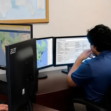 Dispatcher tracking US to Canada freight shipment