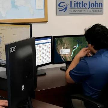 Dispatcher tracking a hotshot truck route
