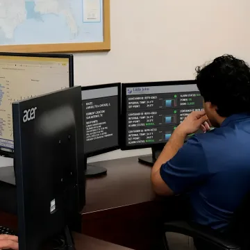Dispatcher monitoring refrigerated container shipment